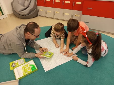 ''PLANSZAKI Z NIECAŁEJ'' I ''PSZCZÓŁKI''